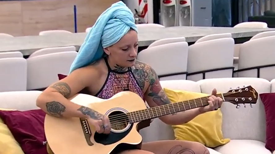 Juliana "Furia" hizo una guitarreada sola en el living de la casa | Mejores momentos