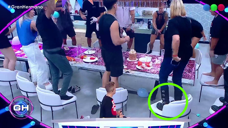 Los jugadores no cuidan la casa: pisan las sillas con sus zapatos y no limpian nada | Mejores momentos