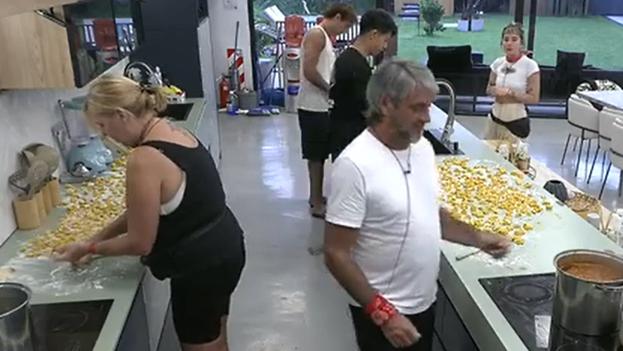 Todos ayudan a Dario y Virginia a preparar unos noquis a la bolonesa | Mejores momentos