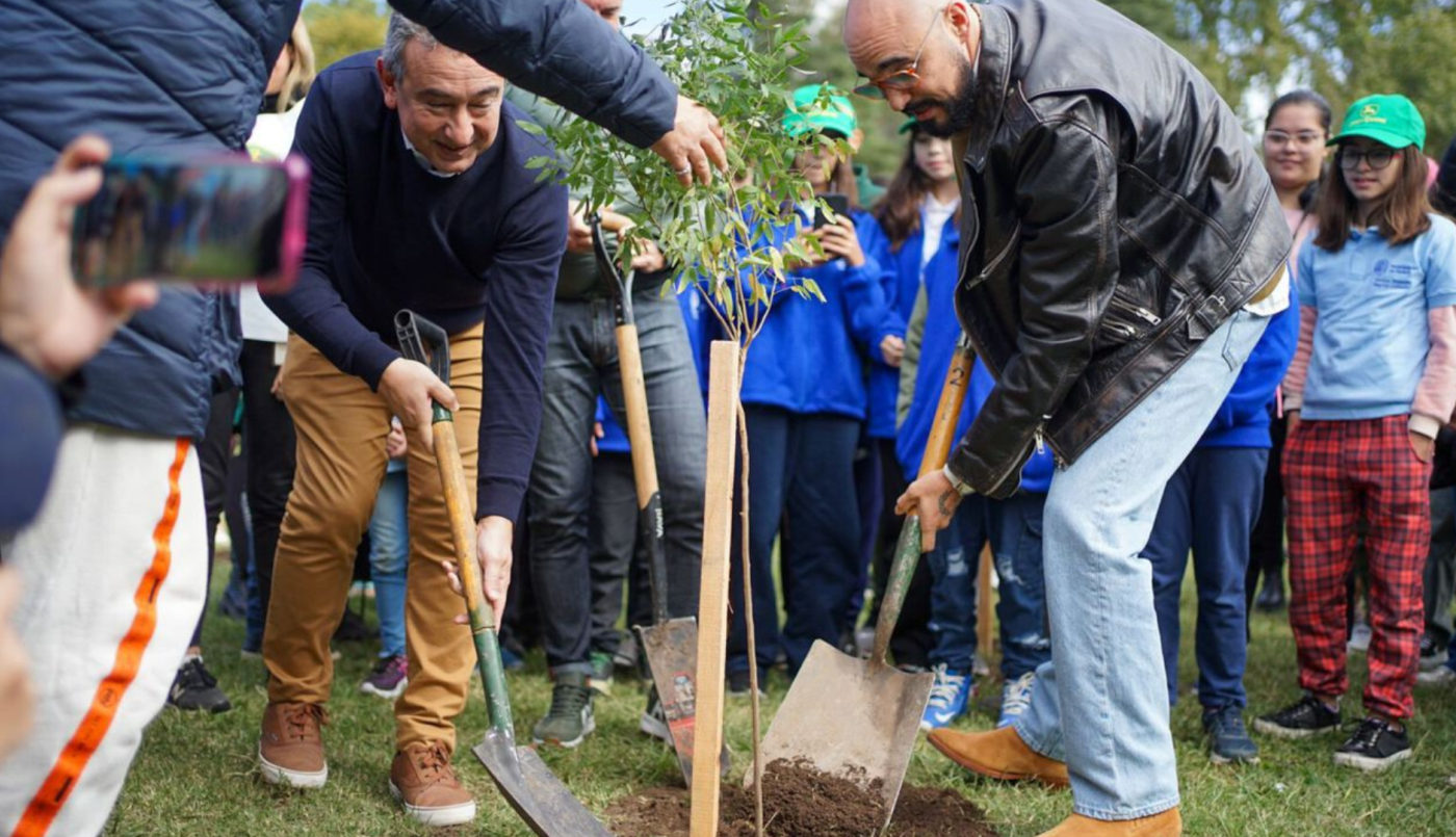 Abel Pintos plantó medio centenar de árboles en Rosario | Sociedad