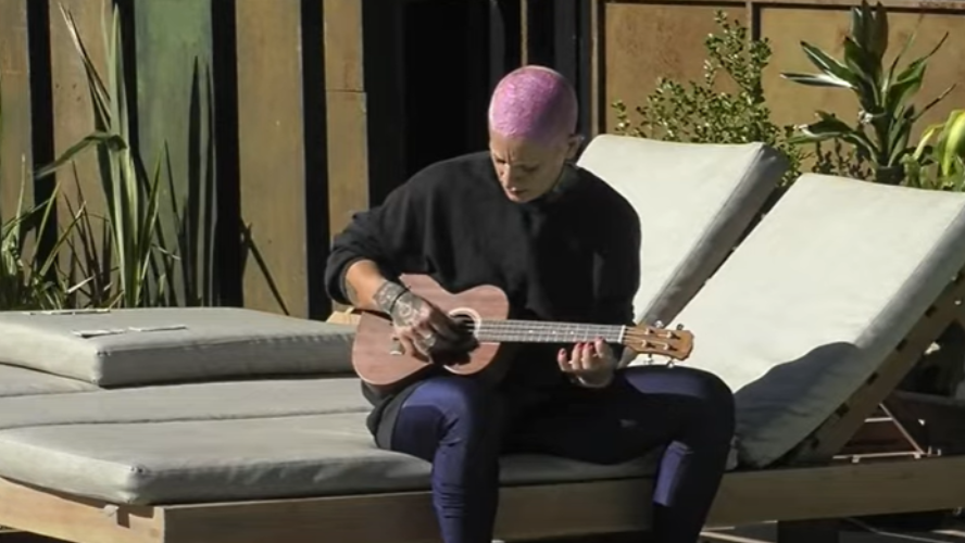 Furia se relaja con el ukelele y un poco de sol | Mejores momentos