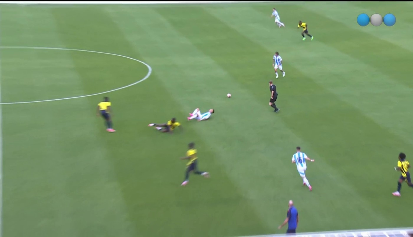 Lautaro Martínez recibió una durísima patada de Moisés Caicedo: amarilla para el ecuatoriano | Mejores momentos