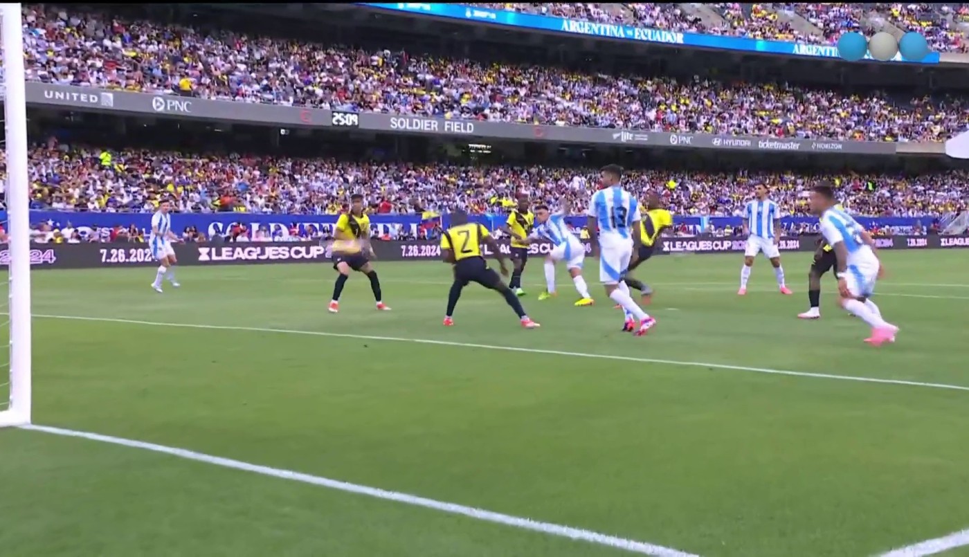Hernán Galíndez le tapó un golazo a Lisandro Martínez - Argentina vs. Ecuador | Mejores momentos