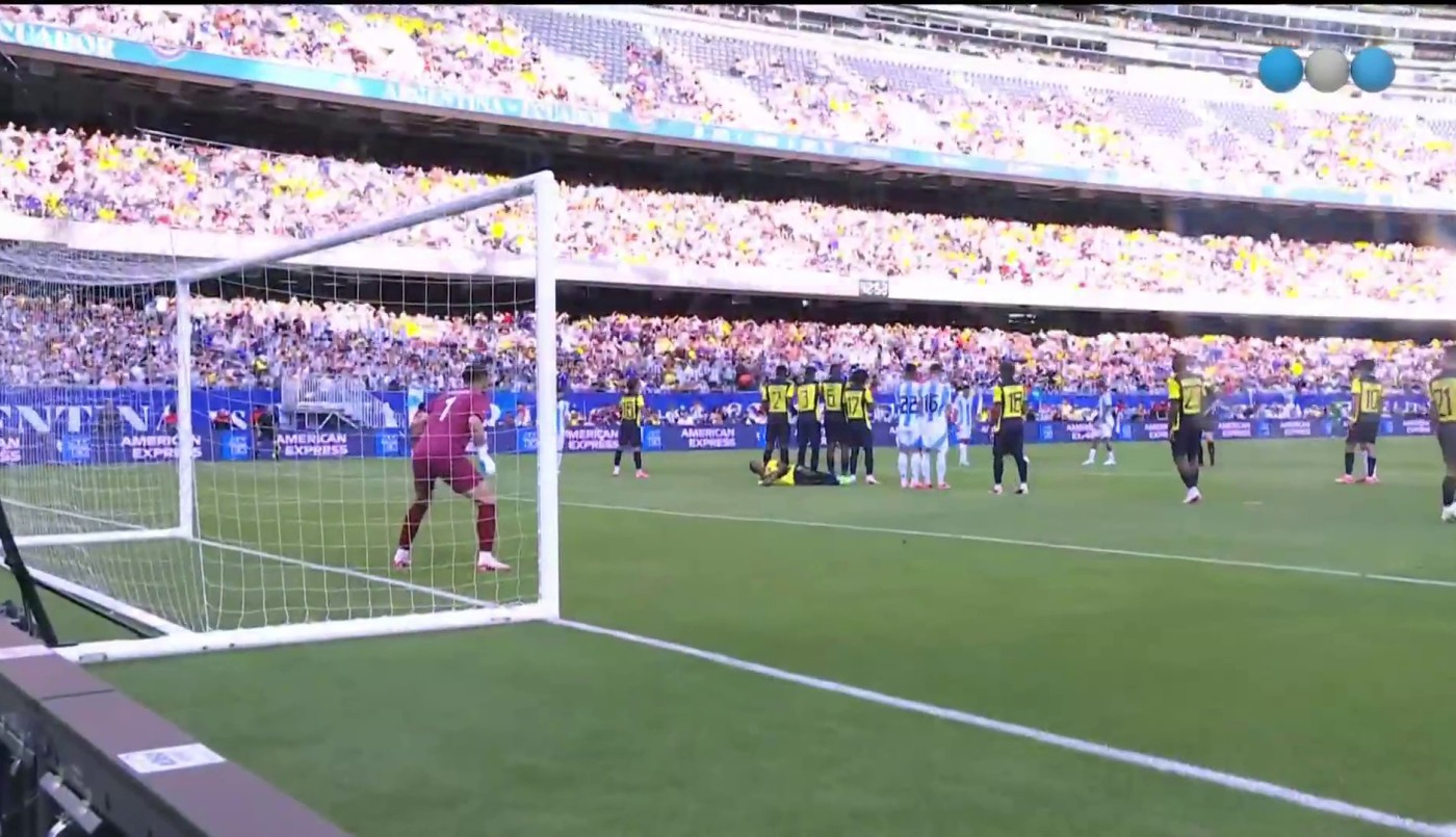 Ángel Di María está encendido y reventó el travesaño con un tiro libre - Argentina vs. Ecuador | Mejores momentos