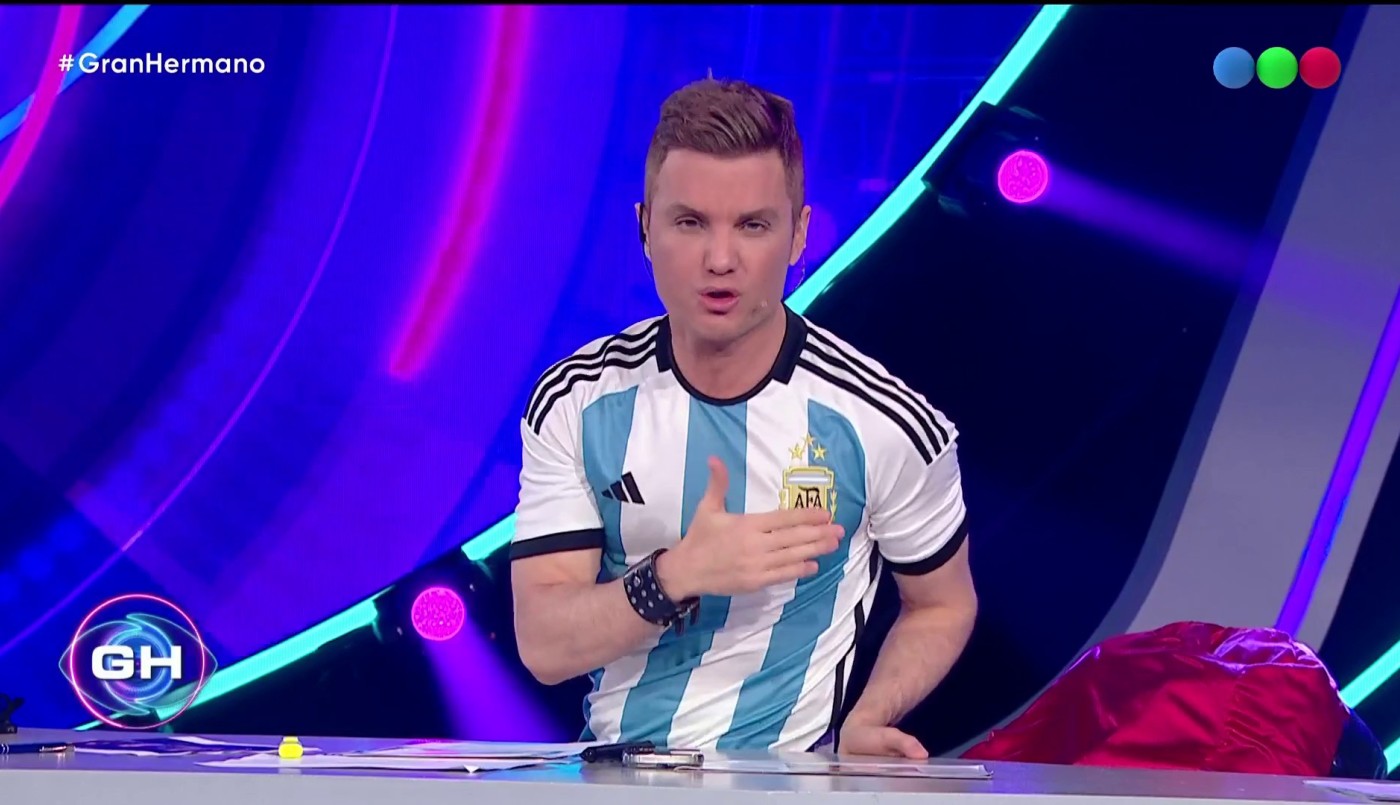 Santiago del Moro tuvo que callar a la tribuna cuando Nicolás salió de placa | Mejores momentos