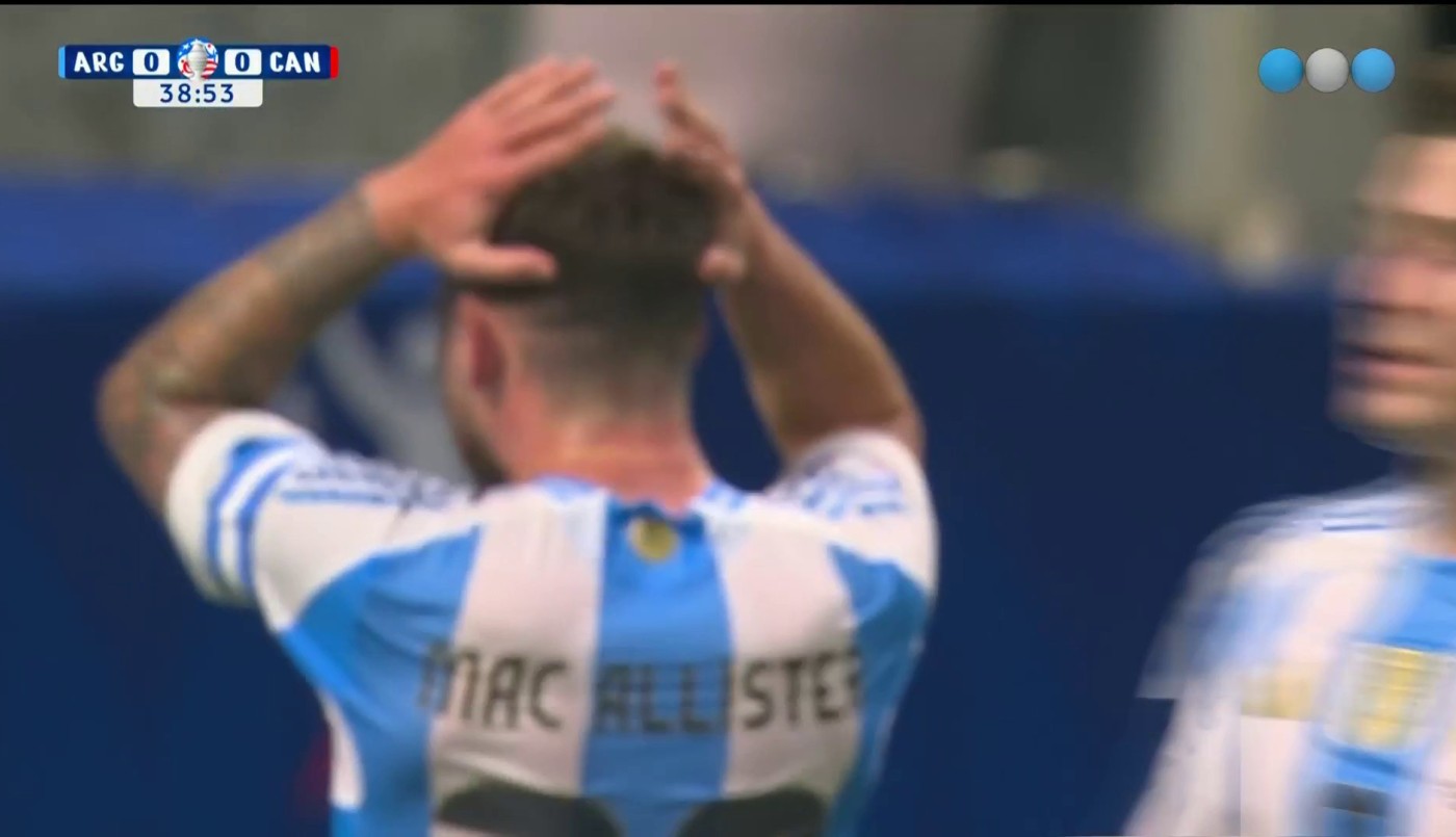 El arquero canadiense controló un cabezazo de Alexis Mac Allister - Argentina vs. Canadá | Mejores momentos