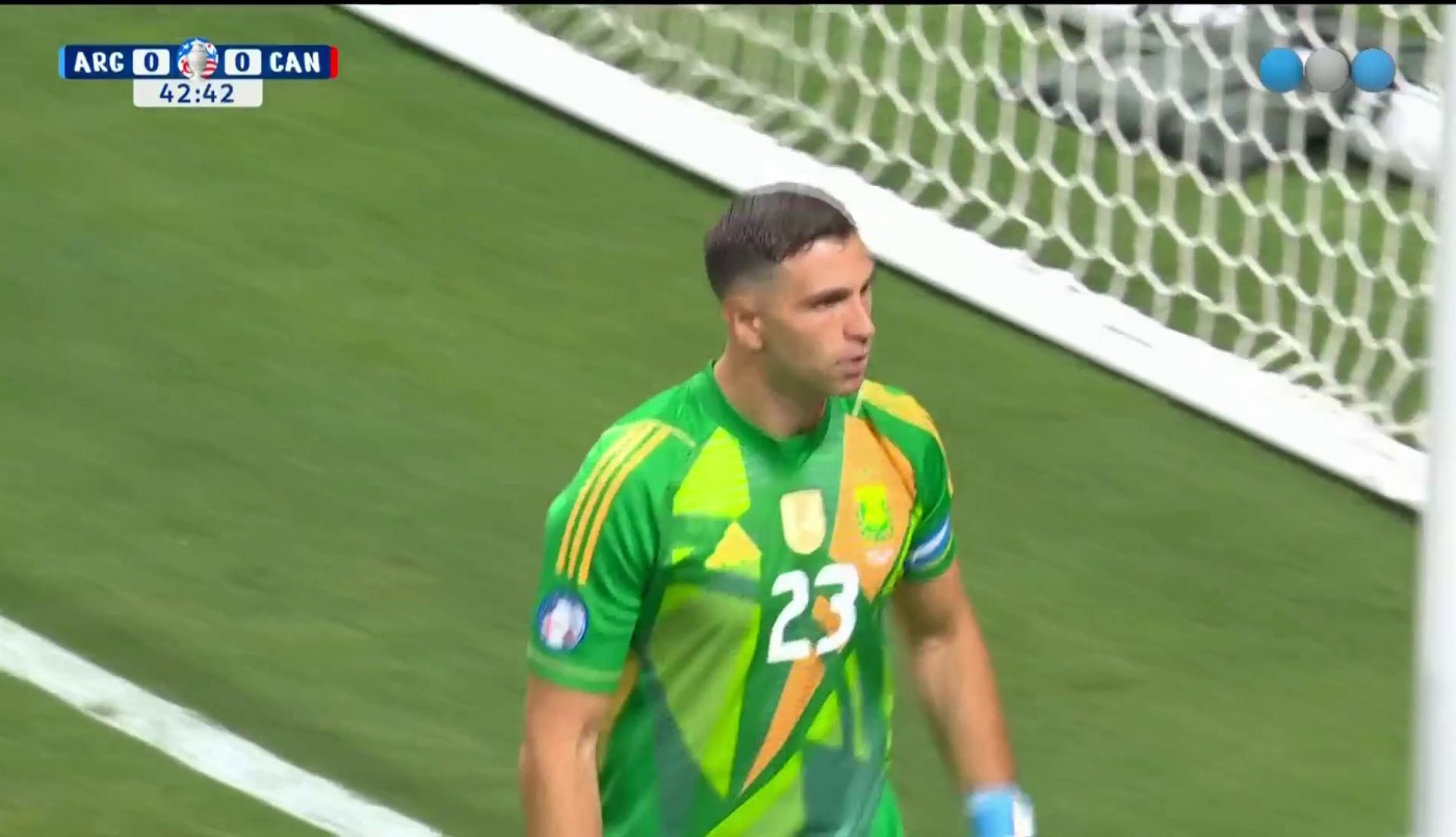 La atajada de Dibu Martínez que salvó a Argentina vs. Canadá al final del primer tiempo | Mejores momentos
