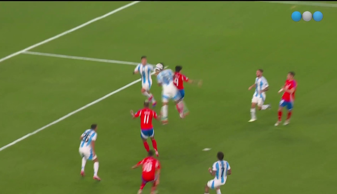 Chile-Argentina: Víctor Dávila acusa un golpe del Cuti Romero en el área - Copa América 2024 | Mejores momentos