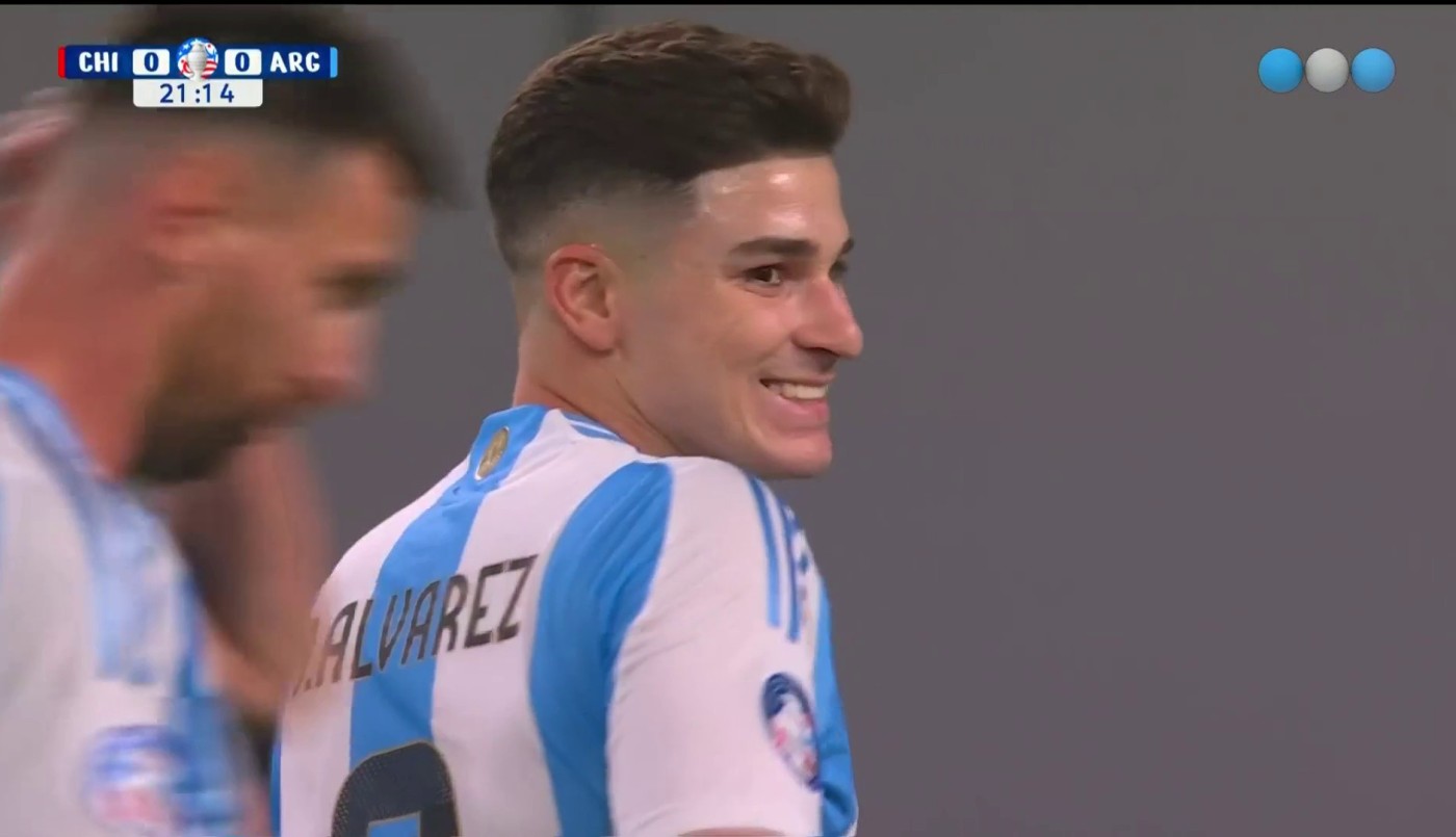 Julián Álvarez casi tiene el primero después de un desborde de Nico González - Argentina vs. Chile | Mejores momentos