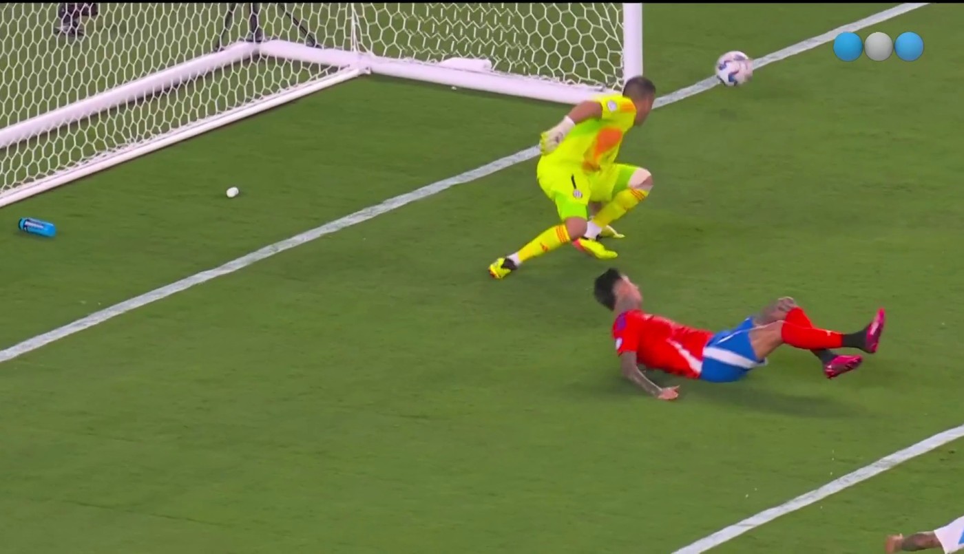 Argentina llega cada vez más y casi gol en contra de Chile - Copa América 2024 | Mejores momentos