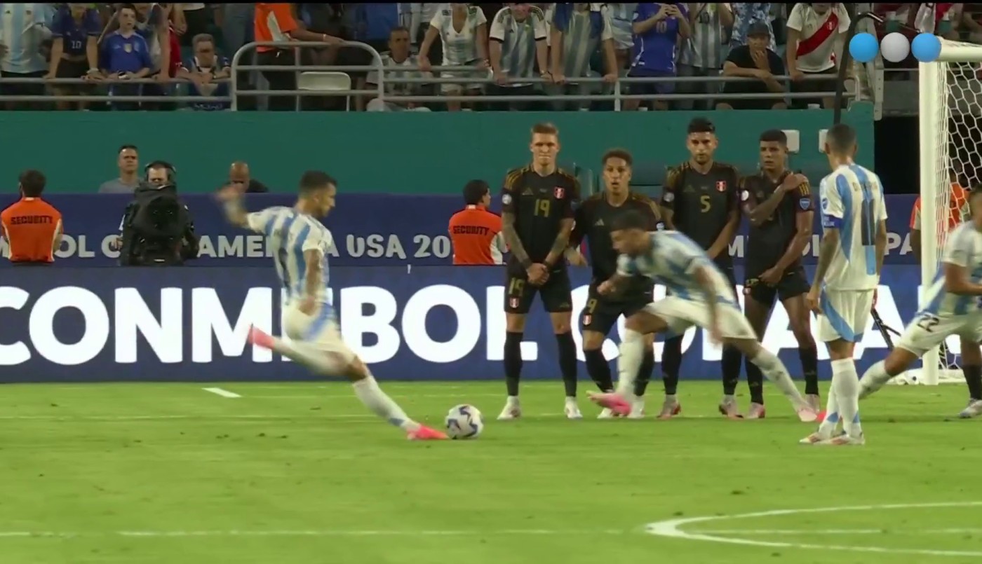 El espectacular tiro libre de Paredes que sacó Gallese - Argentina vs. Perú - Copa América 2024 | Mejores momentos