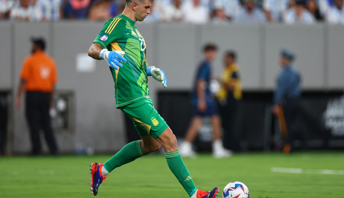 Dibu Martínez atajó una pelota clave al cierre del primer tiempo - Argentina vs. Canadá | Mejores momentos