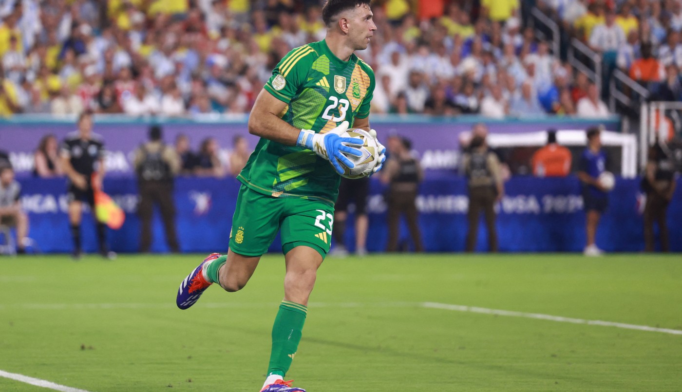 ¡Dibu Martínez ataja hasta cuando no lo ven! | Mejores momentos