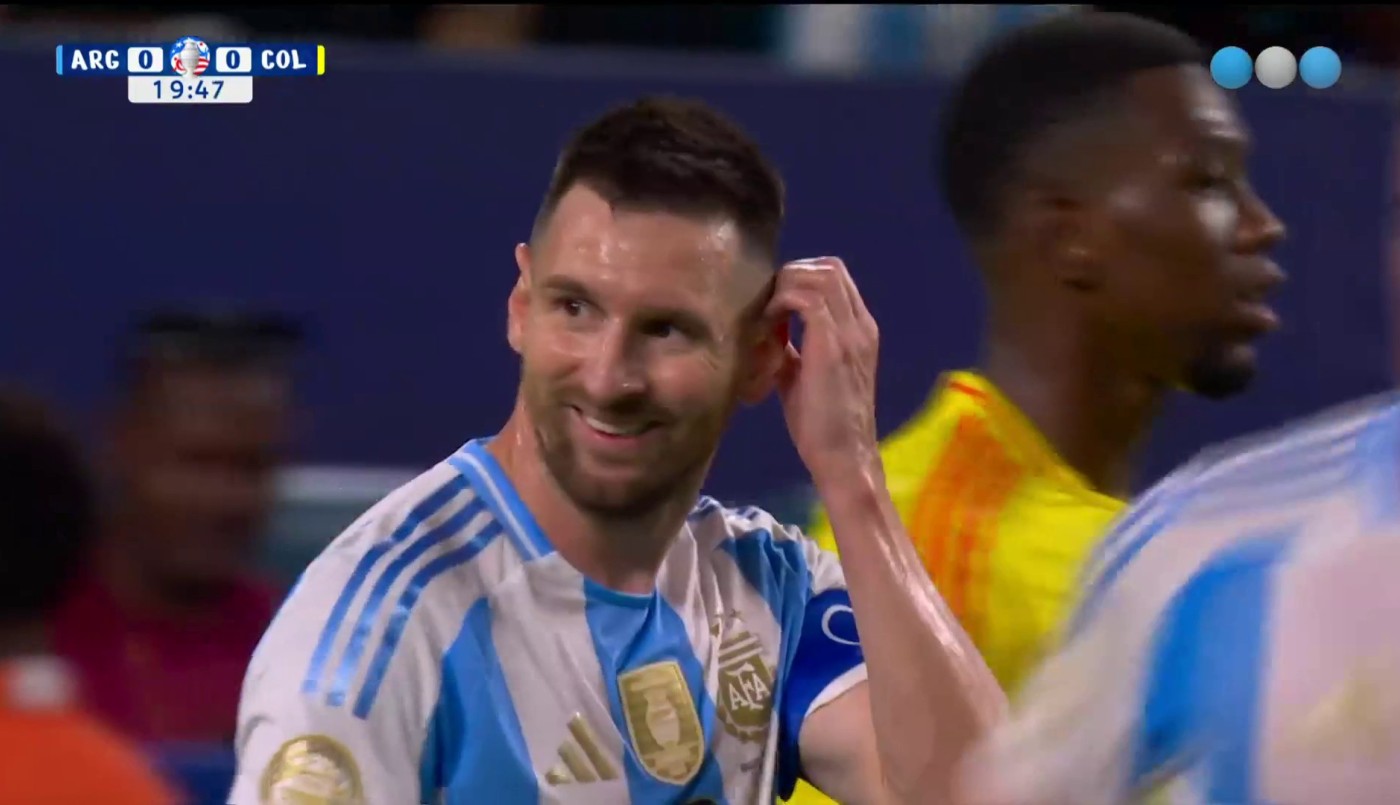 ¡El picante tiro libre de Lionel Messi en el primer tiempo! | Mejores momentos