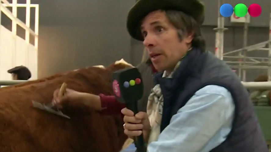 Robertito Funes Ugarte bañó a un toro en vivo en La Rural | Mejores Momentos