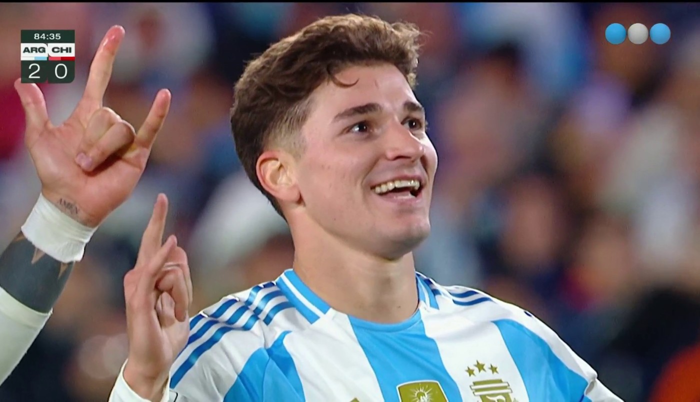 Julián Álvarez de zurda, travesaño y golazo - Argentina 2 Chile 0 | Mejores momentos