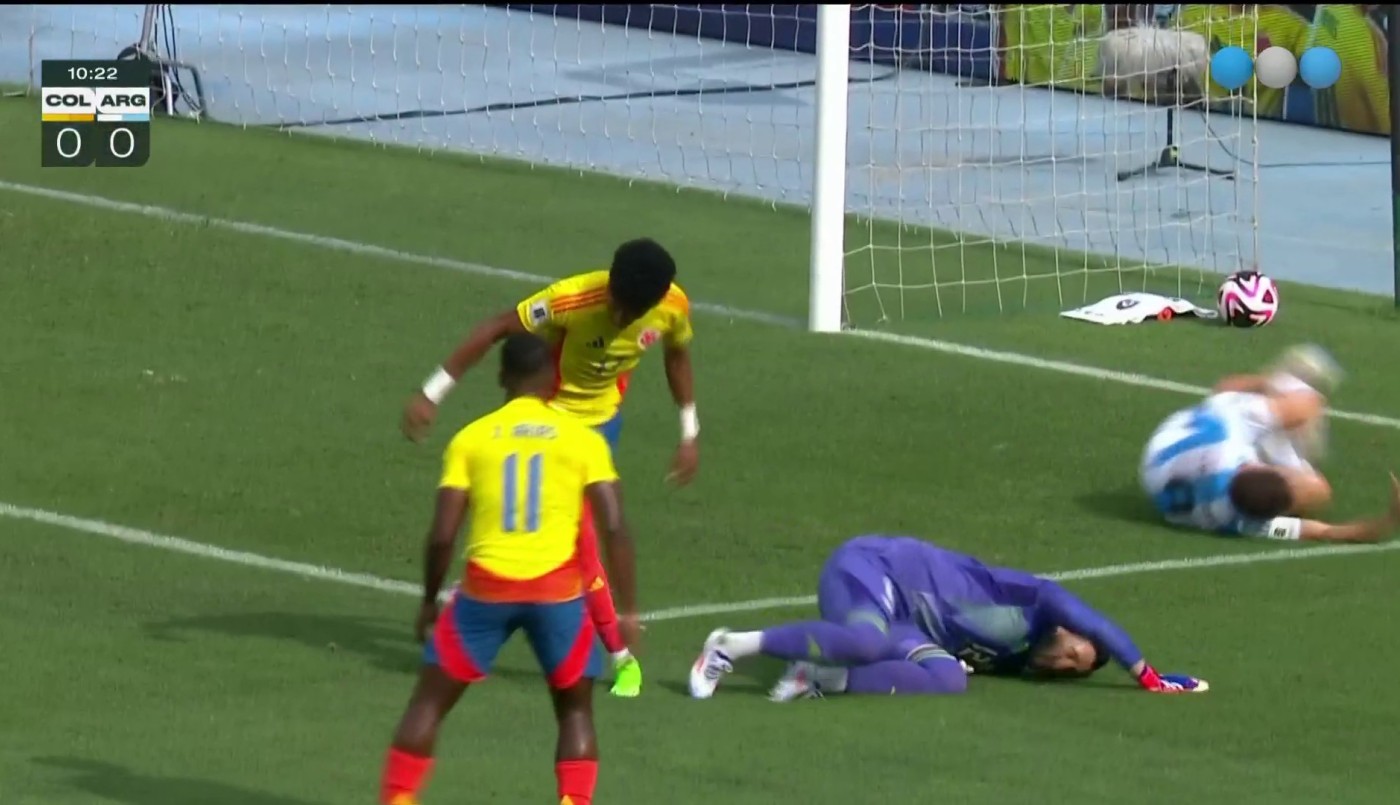 El VAR no llamó para chequear un posible penal a Julián Álvarez - Colombia vs. Argentina | Mejores momentos