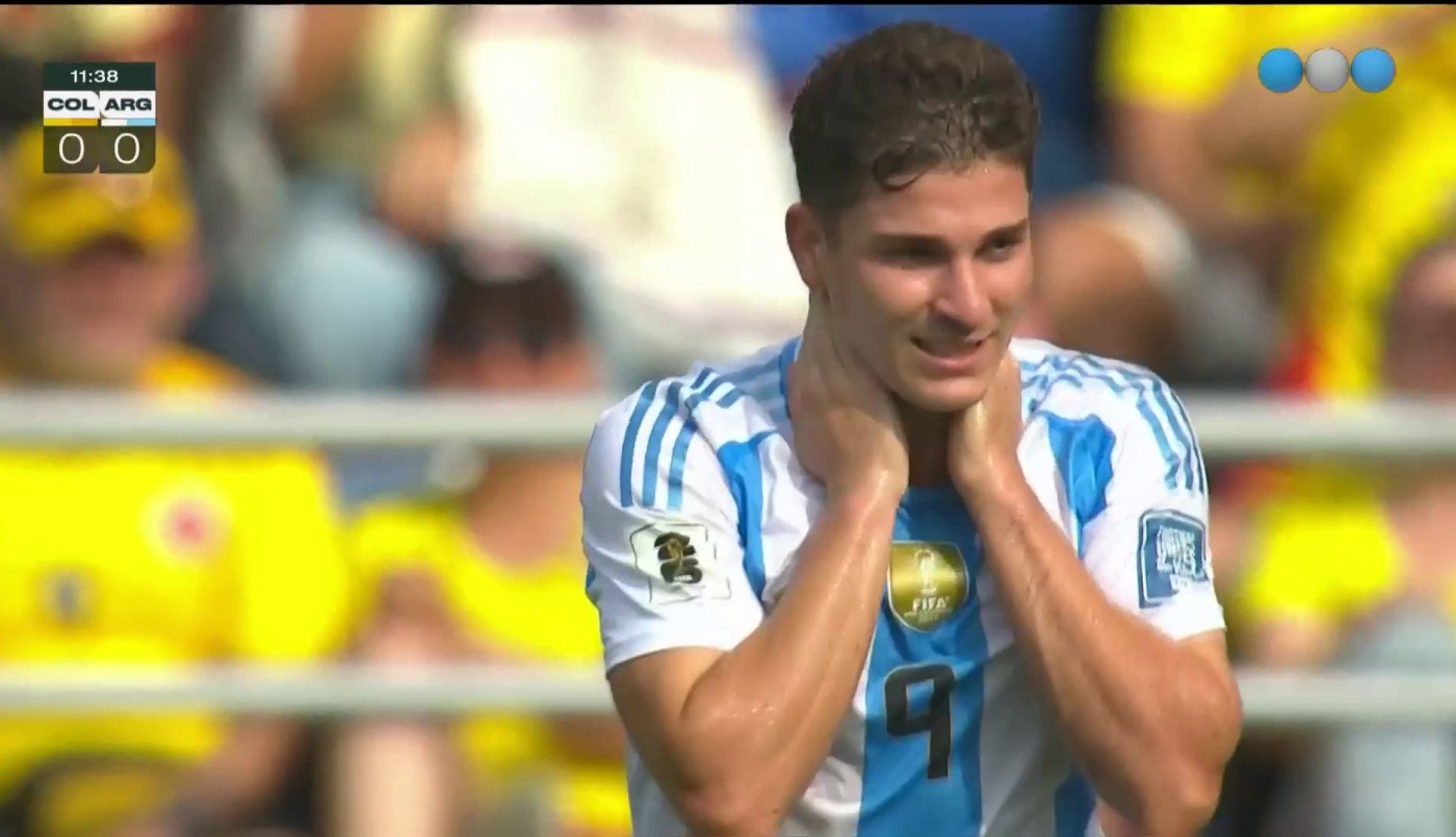 Julián Álvarez casi tiene el primero ante una floja salida de Camilo Vargas | Mejores momentos