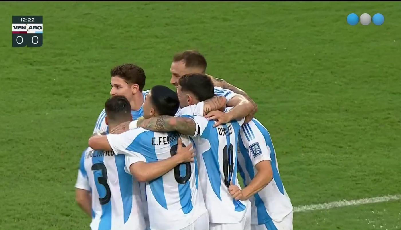 ¡Gol de Otamendi! Argentina hizo el 1-0 con un centro de Messi y el error del arquero de Venezuela | Mejores momentos