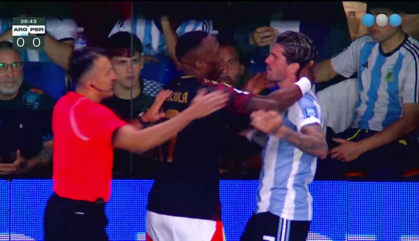 El duelo entre Luis Advíncula y Rodrigo de Paul - Argentina vs. Perú | Mejores momentos