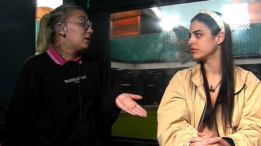 Feroz discusión entre las mujeres de la casa por una guerra de almohadas | Mejores momentos