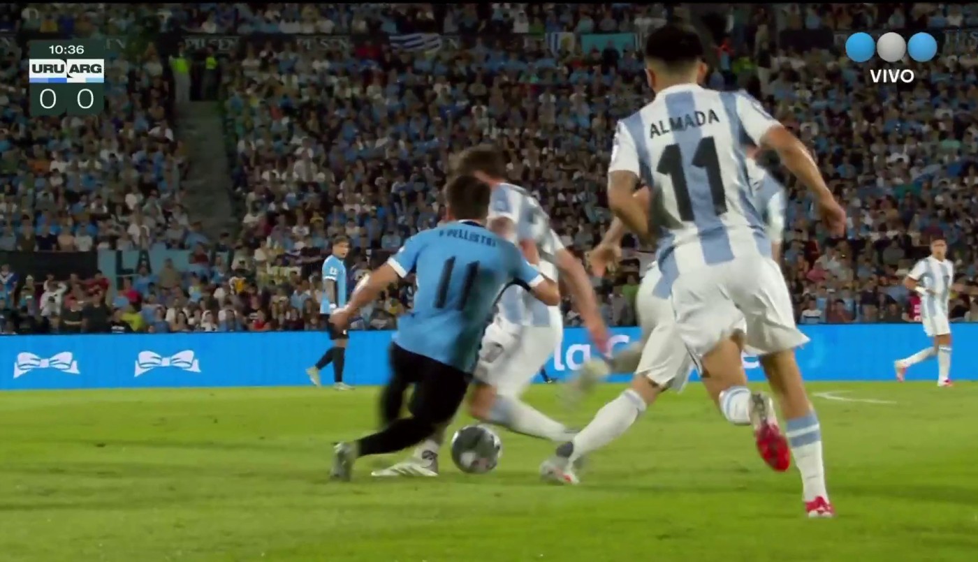 El choque de Facundo Pellistri y Alexis Mac Allister - Uruguay vs. Argentina - Eliminatorias 2026 | Mejores momentos