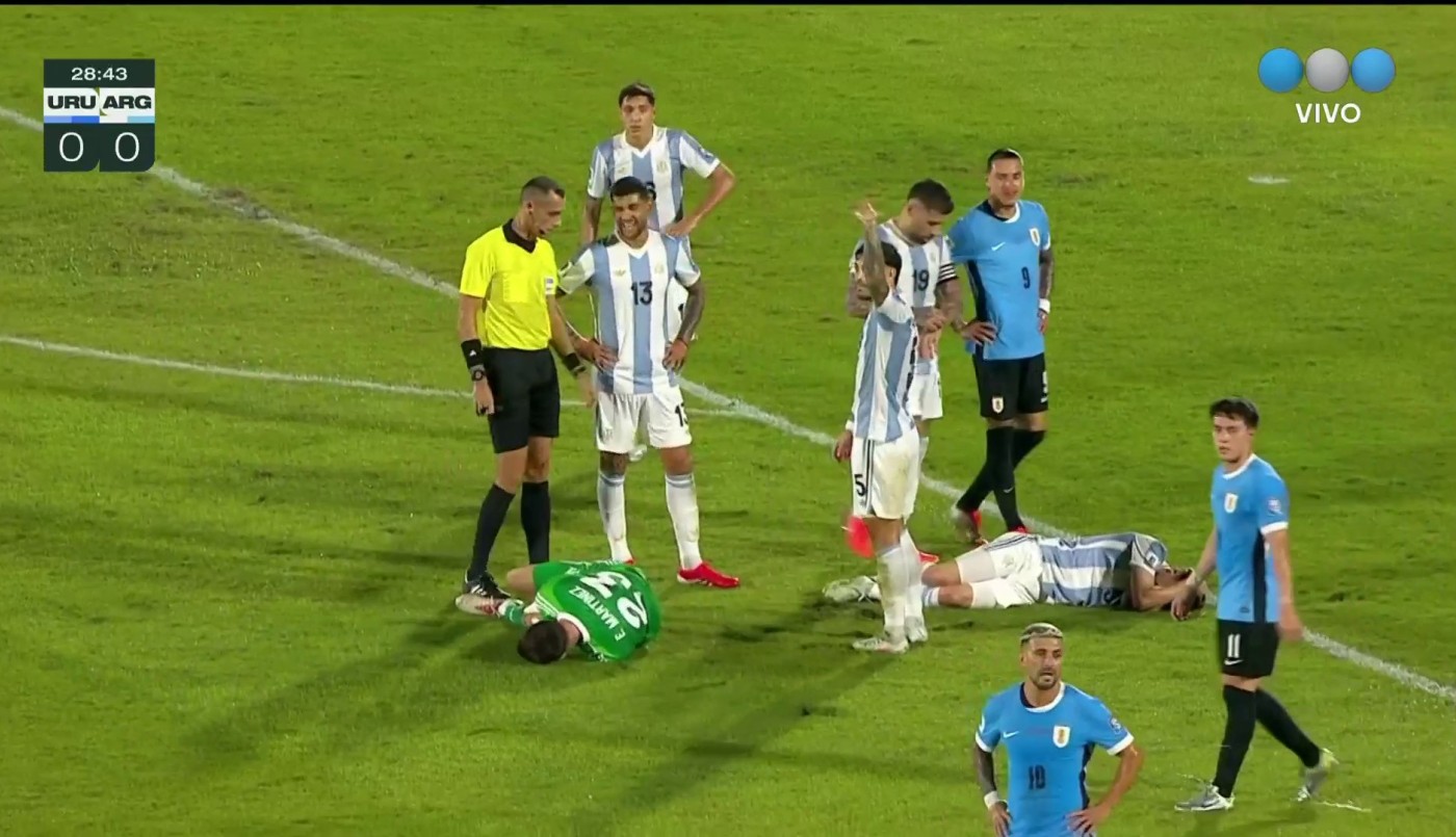 Dibu Martínez y Tagliafico chocaron de manera peligrosa - Uruguay vs. Argentina - Eliminatorias 2026 | Mejores momentos