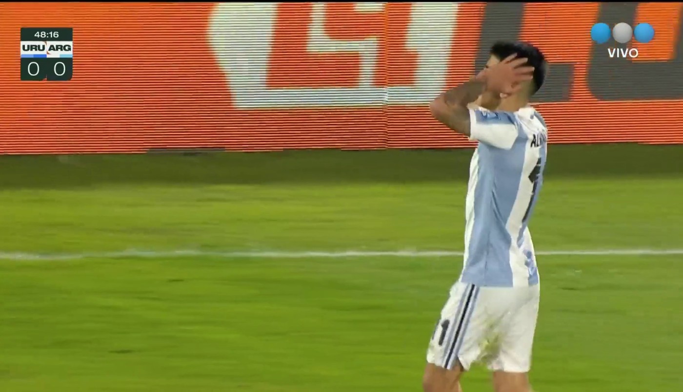 Gran remate de Almada atajado por Rochet - Uruguay vs. Argentina - Eliminatorias 2026 | Mejores momentos