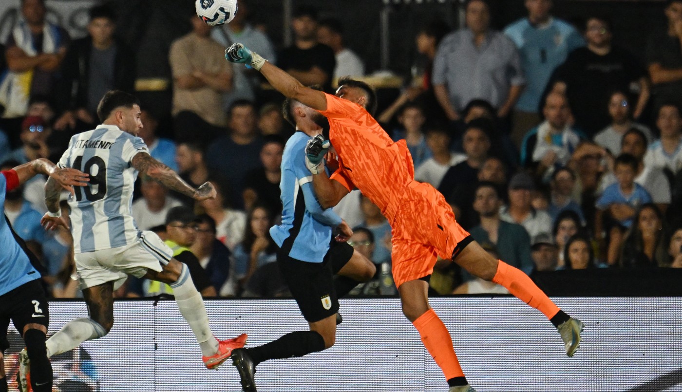 Rochet atajó dos pelotas más y ya es figura - Uruguay vs. Argentina - Eliminatorias 2026 | Mejores momentos