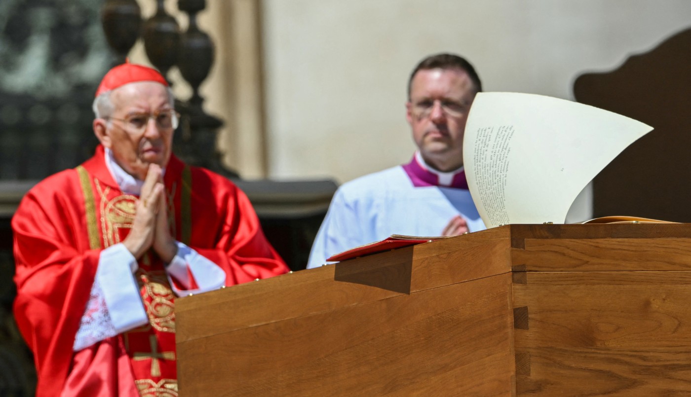 “Nadie se salva solo”: el cardenal Re despidió al papa Francisco con una emotiva homilia | Internacionales