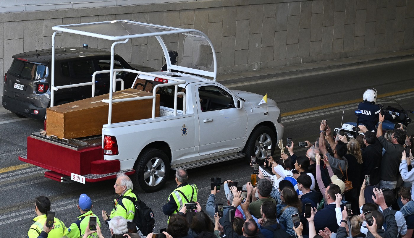 Aplausos en la Plaza de San Pedro para despedir al Papa Francisco | Internacionales