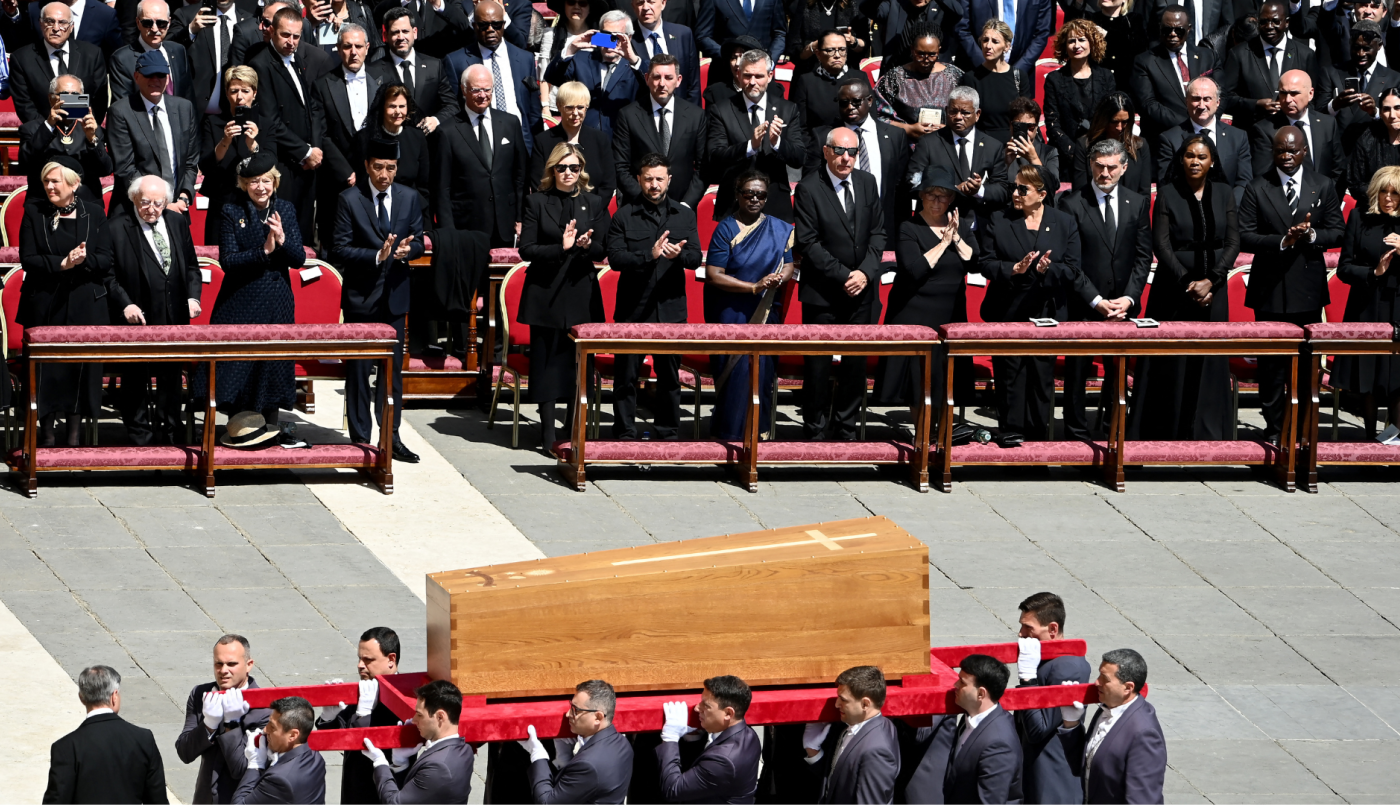 El féretro del Papa Francisco abandonó el Vaticano: el papamóvil lo llevó a la Basílica Santa María La Mayor | Internacionales