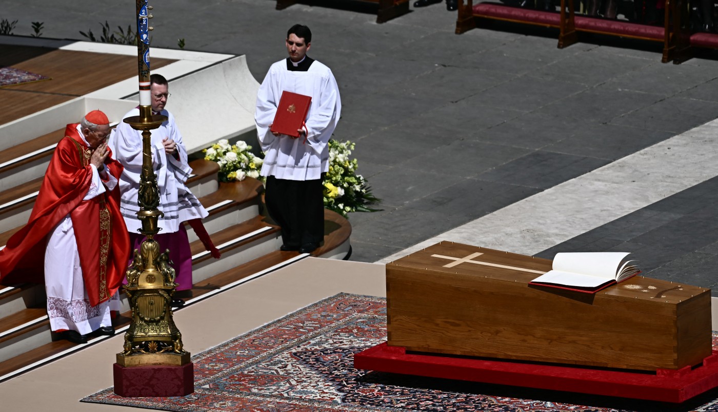 "Un Papa en medio de la gente con el corazón abierto hacia todos": la homilía completa del funeral de Francisco | Internacionales