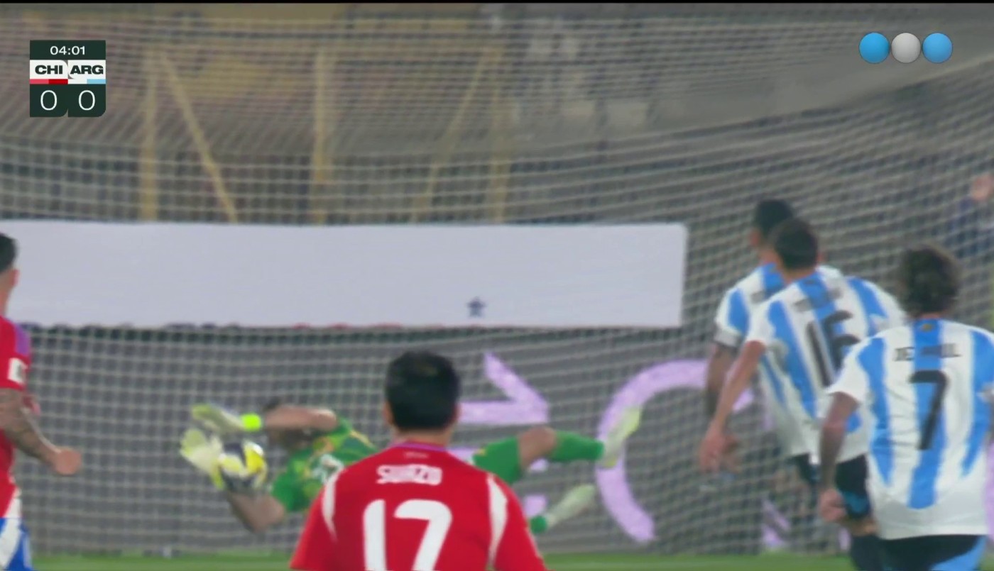 Dibu Martínez salvó un error en el fondo - Chile vs. Argentina - Eliminatorias 2026 | Mejores momentos