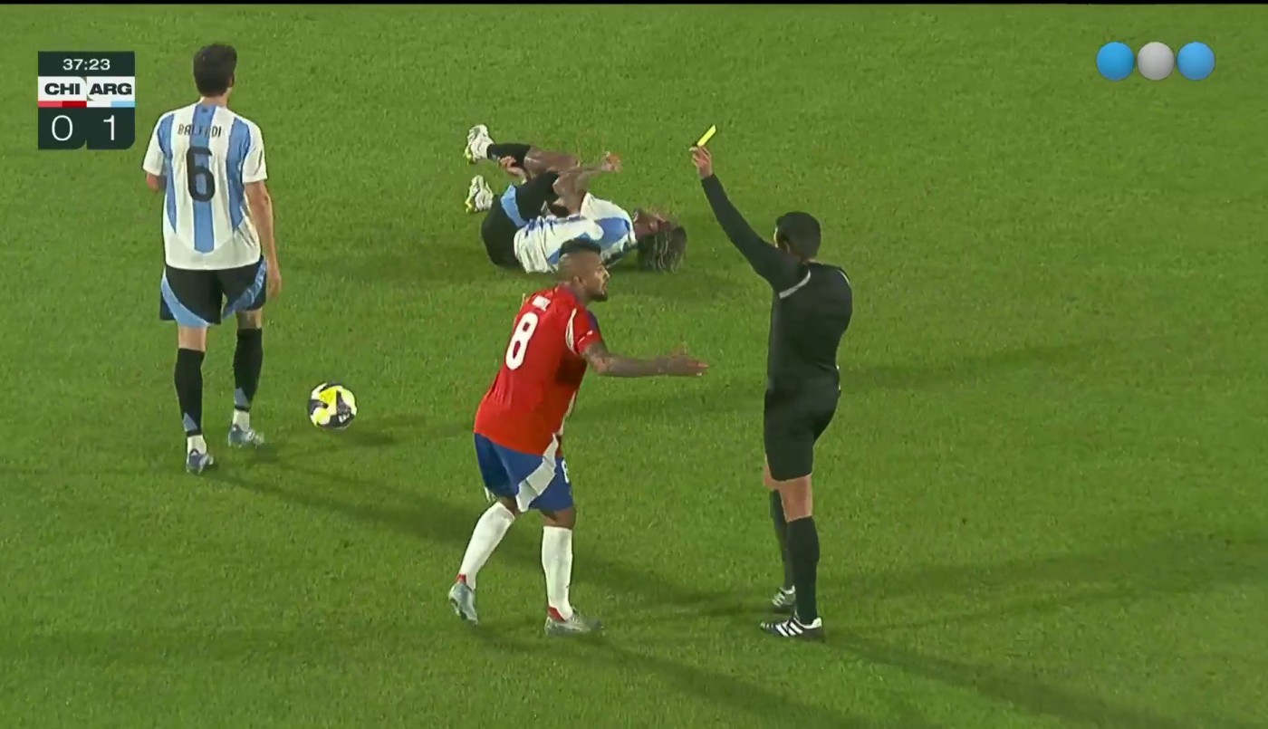 Patada de impotencia de Arturo Vidal a Rodrigo De Paul - Chile vs. Argentina - Eliminatorias 2026 | Mejores momentos