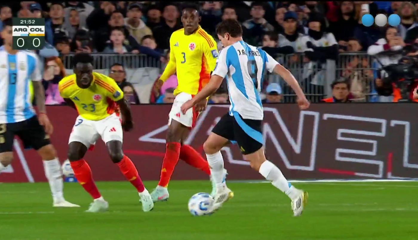 ¡Zurdazo de Julián Álvarez desde lejos! - Argentina vs. Colombia - Eliminatorias 2026 | Mejores momentos