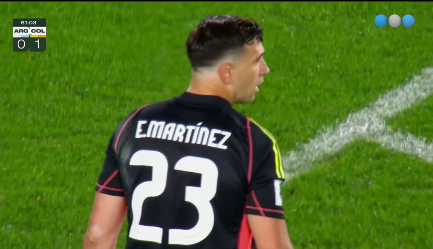 Doble atajada de Dibu Martínez para evitar el 0-2 - Argentina vs. Colombia - Eliminatorias 2026 | Mejores momentos