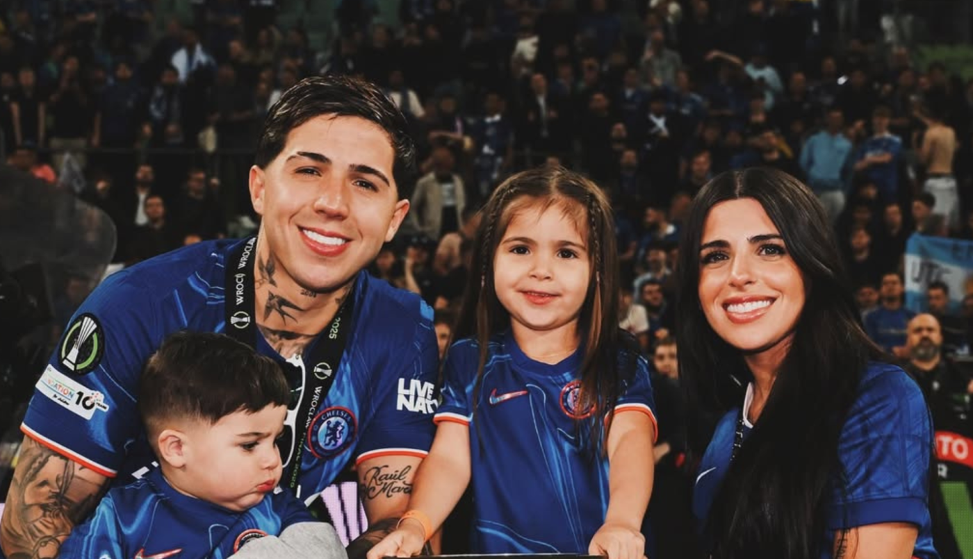 La tierna postal de Valentina Cervantes y su hija alentando a Enzo Fernández | Espectáculos