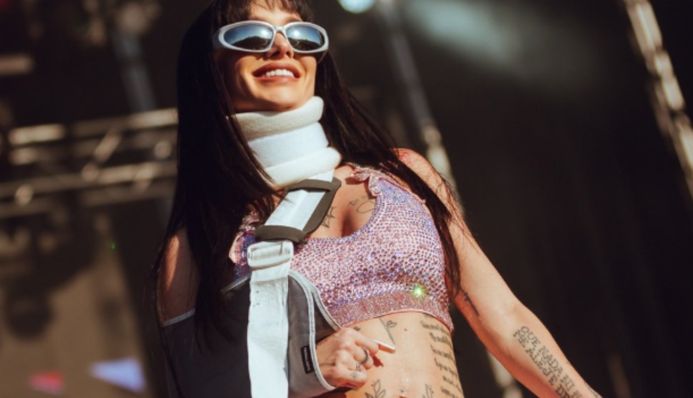 Tras su accidente, La Joaqui cantó en España con cuello ortopédico y mucho flow | Noticias