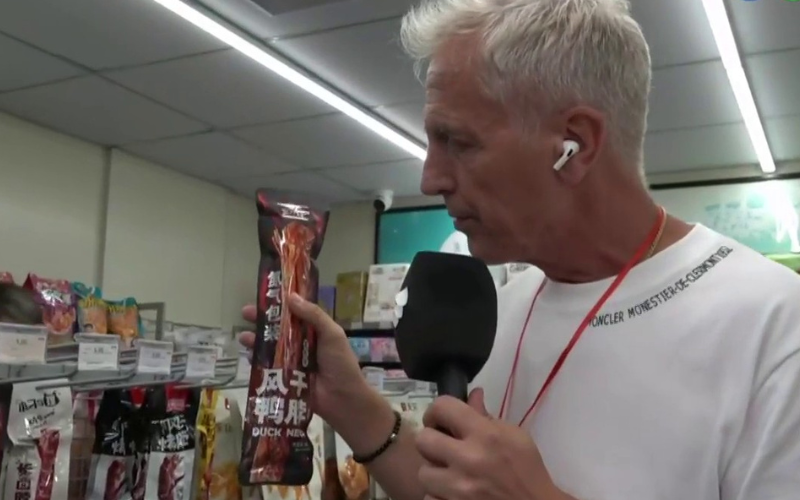 Cuello de pato, pata de gallina e insectos con miel : Marley mostró los curiosos snacks de China | Mejores Momentos