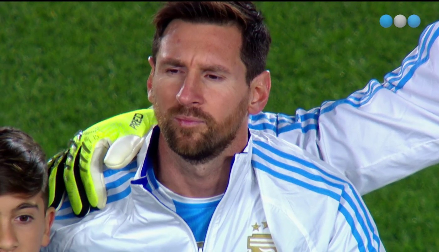 La emoción de Lionel Messi con el himno argentino en su último partido oficial en el país | Mejores momentos