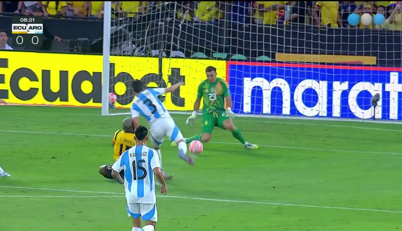 Ecuador vs. Argentina: Dibu Martínez le atajó un mano a mano a Valencia | Mejores momentos