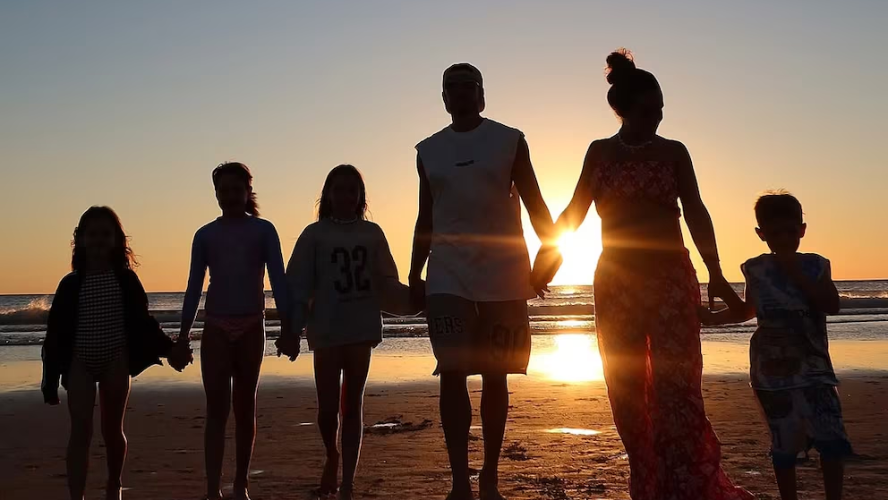 Atardeceres y juegos en familia: Las últimas vacaciones de Cami Homs antes del nacimiento de Aitana | Espectáculos