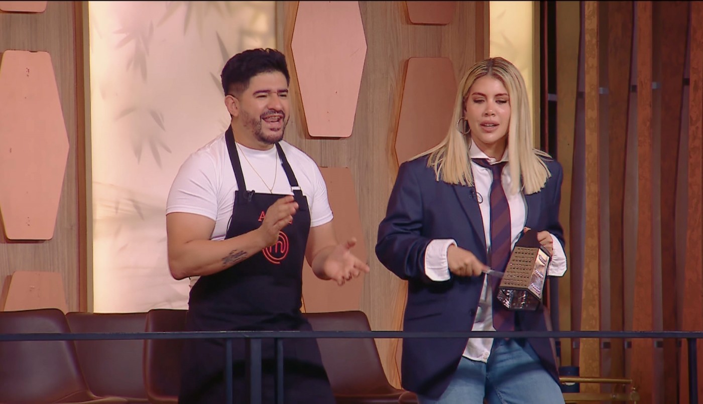 Radio Puchetta: Ariel cantó desde el balcón y Wanda se animó a acompañar | Mejores Momentos