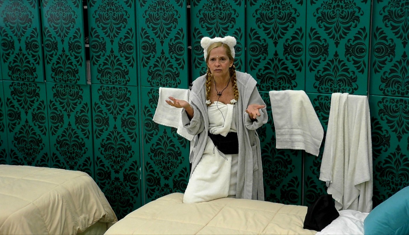 Grecia Colmenares entra en su mundo para aislarse de las discusiones de la casa | Mejores momentos