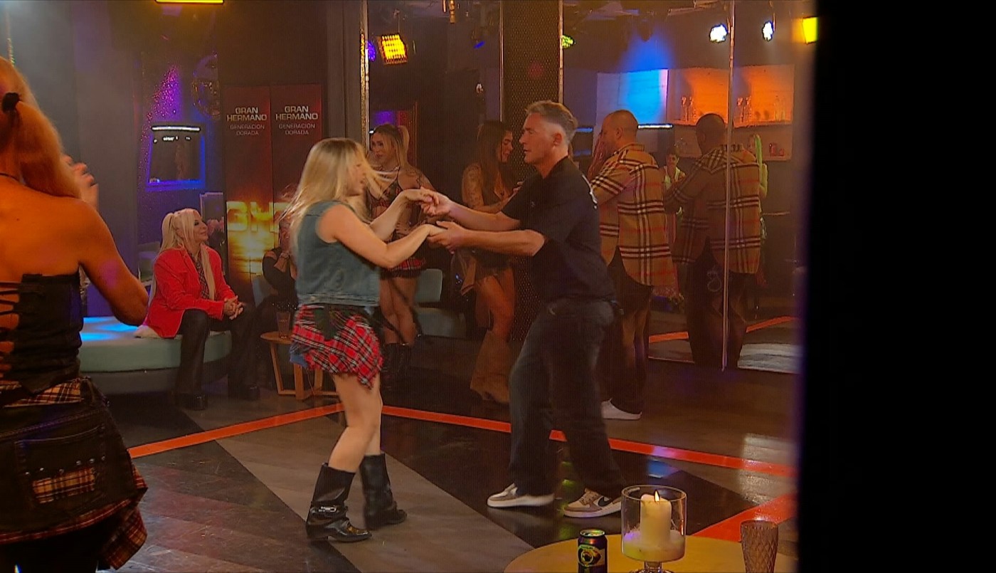 ¡Competencia de baile en la fiesta del sábado! | Mejores momentos