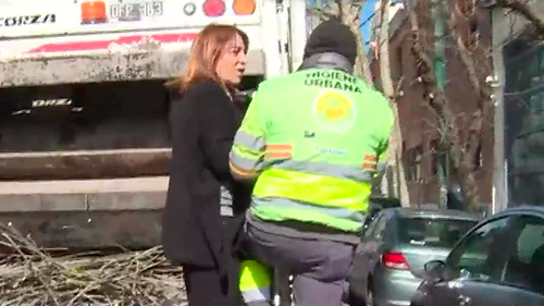 ¡Lizy se subió a un camión de basura! | Actualidad
