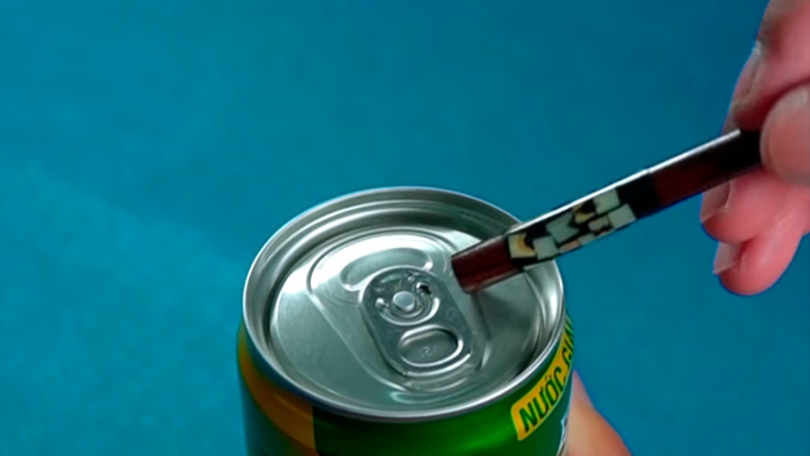 El insólito truco para abrir una lata de gaseosa con un lápiz | Virales