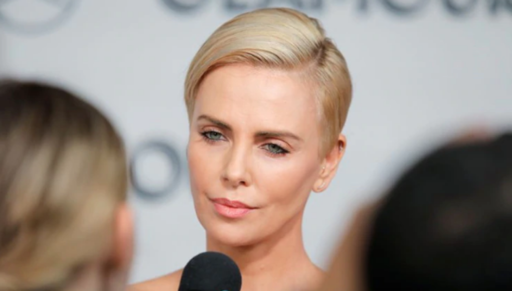 “Ella terminó con la amenaza”: Charlize Theron cuenta cómo su mamá mató a su papá | Espectáculos