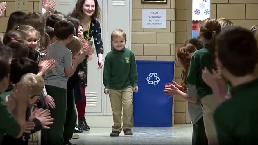 Volvió a clases tras superar el cáncer y sus compañeros lo ovacionaron | Virales